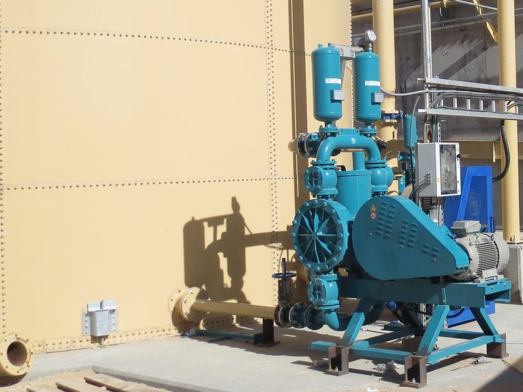 Bombas eléctricas de alta presión de membrana DIEMME FILTRATION en funcionamiento en fábrica
