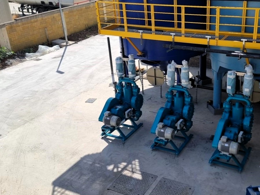Bombas eléctricas de alta presión de membrana DIEMME FILTRATION en funcionamiento en fábrica