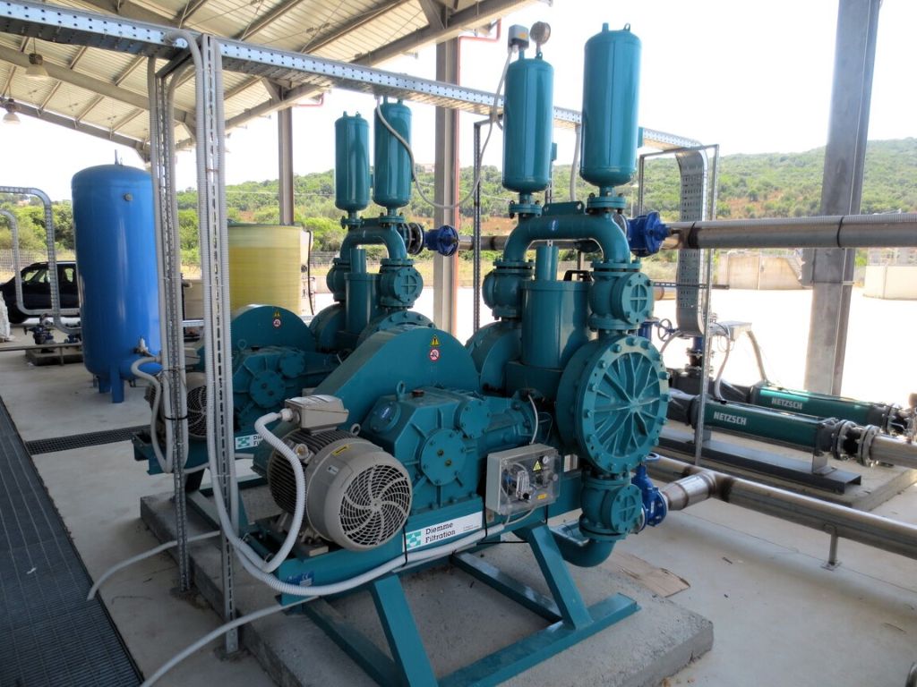 Bombas eléctricas de alta presión de membrana DIEMME FILTRATION en funcionamiento en fábrica