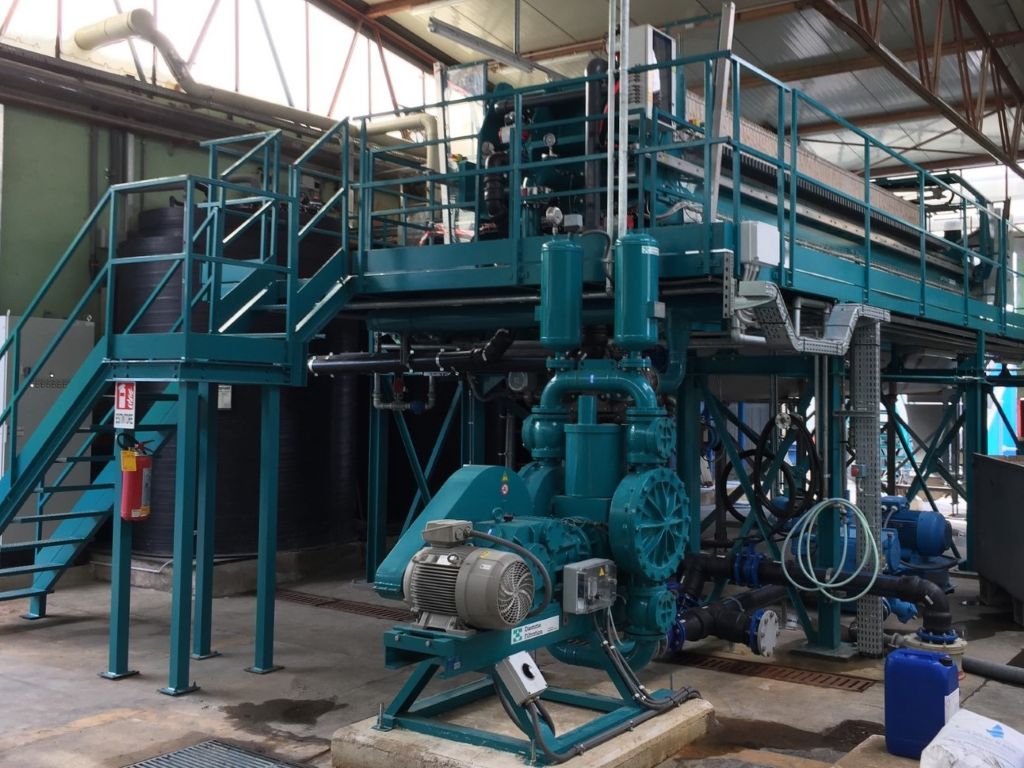 Bombas eléctricas de alta presión de membrana DIEMME FILTRATION en funcionamiento en fábrica
