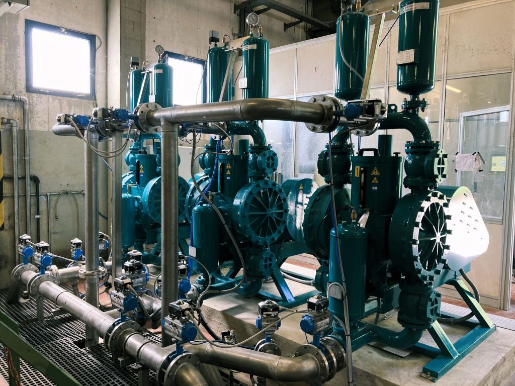 Bombas eléctricas de alta presión de membrana DIEMME FILTRATION en funcionamiento en fábrica